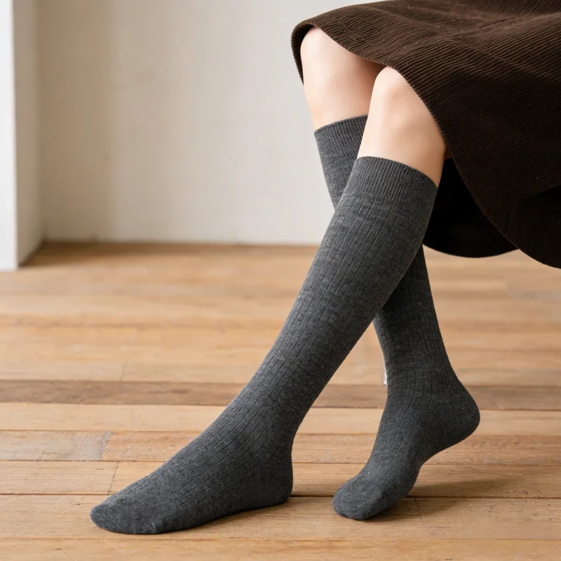 

1 пара темно-серых носков до середины икры с вертикальной текстурой, женские удобные носки для повседневной и повседневной носки