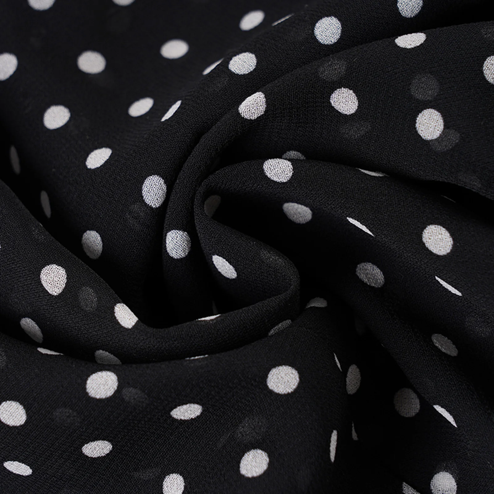 فستان نسائي قصير بطبعة منقط بدون أكمام وحزام سباغيتي صيفي طويل على شكل ذيل السمكة مع وشاح