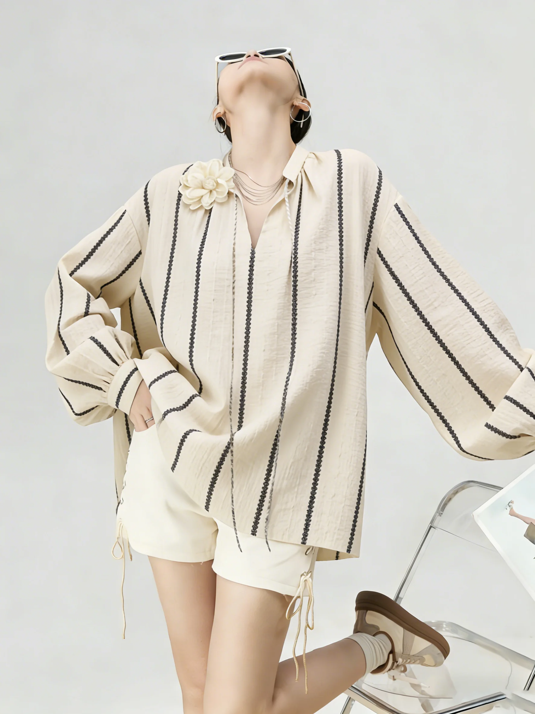 

Женская блузка с V-образным вырезом, вертикальными полосками, бантом и рукавами-фонариками, модель 2026 года, новая модная красивая весенняя одежда