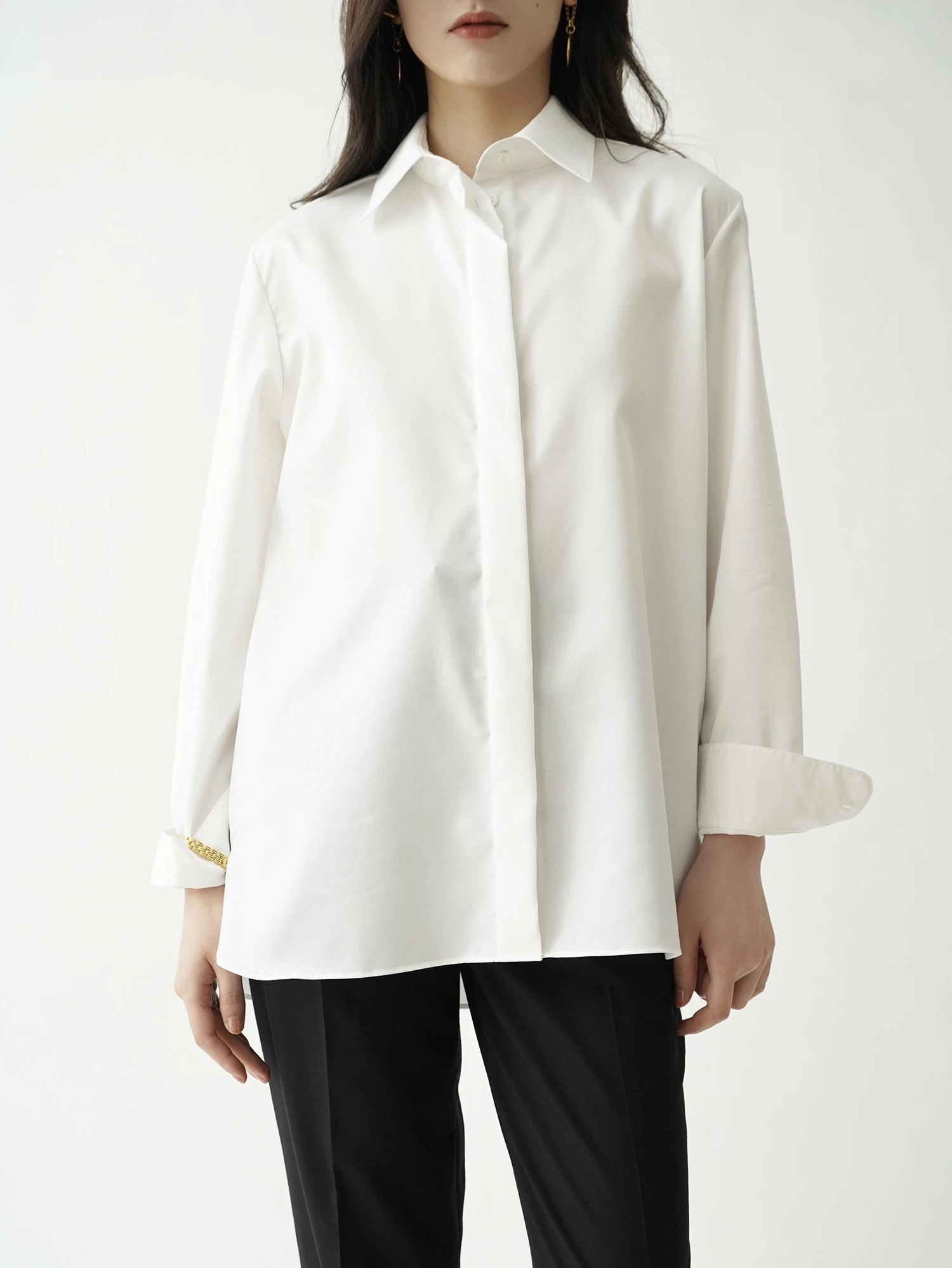 

Женская рубашка Lesatins Classic Series свободного кроя из длинноворсового хлопка с антиморщинным эффектом, обработанная жидким аммиаком, универсальная, весна 2024