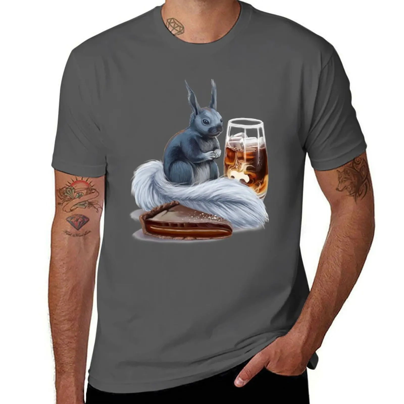 Café helado, una tarta de chocolate con caramelo salado y una camiseta con estampado gráfico clásico de ardilla Kaibab de manga corta