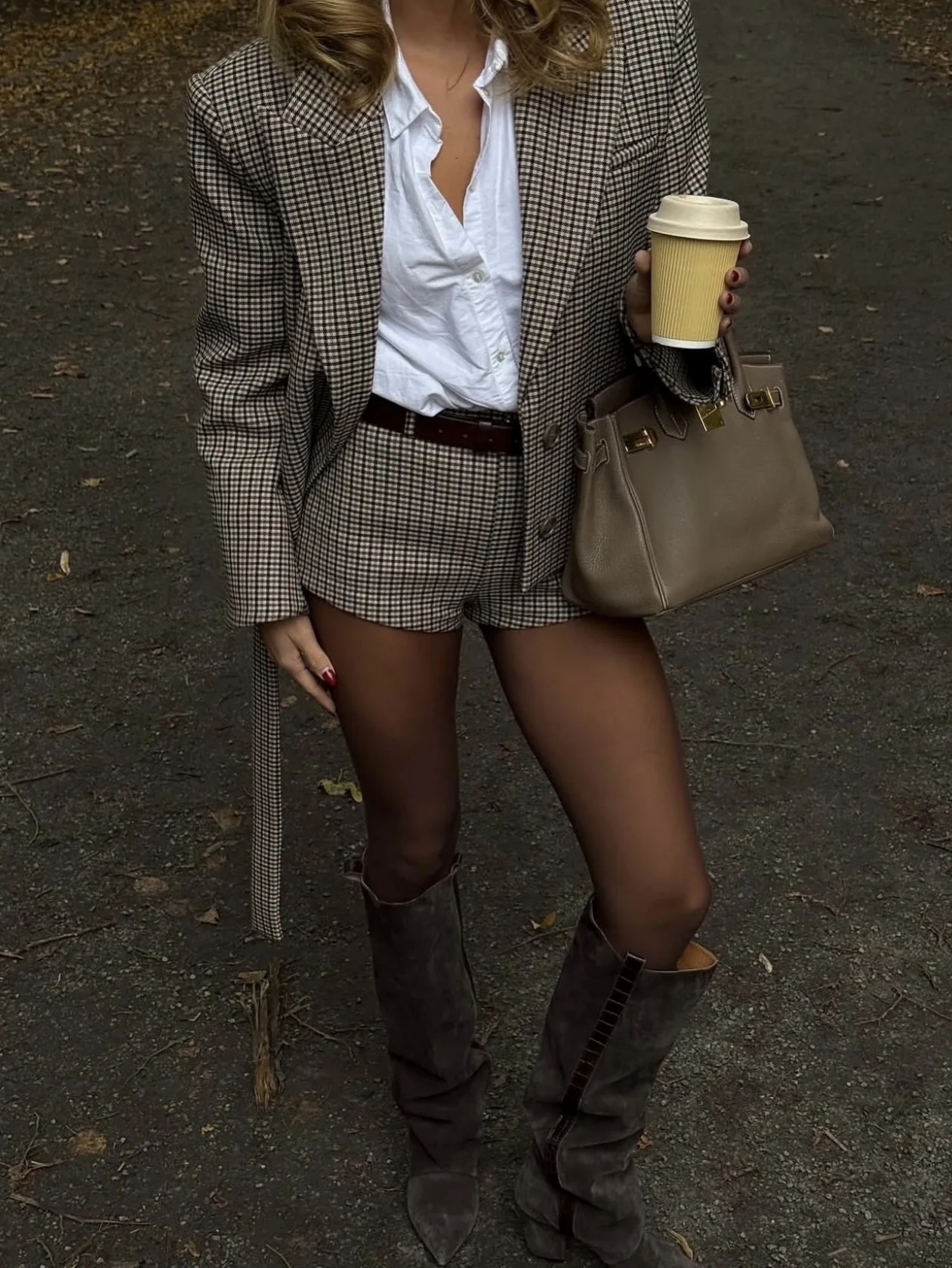 

Женский ретро-костюм в клетку: пиджак с лацканами, шорты, длинный рукав, пояс, пуговицы, карманы. Новинка 2026 года. Уличный стиль для повседневной носки.