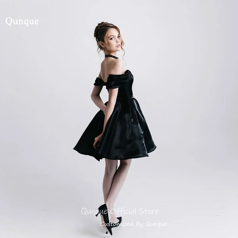 Qunque klassische schwarze Ballkleider in A-Linie, schulterfreies Homecoming-Kleid, kurzes, plissiertes Cocktail-Partykleid aus Satin, individuell gestaltet