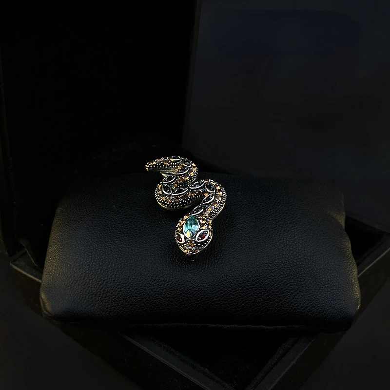 Retro Snakes Brooch High-End Exquisite Smart Men and Women Luxurious Animal Pins Suit Cute Accessories Rhinestone Jewelry Gifts