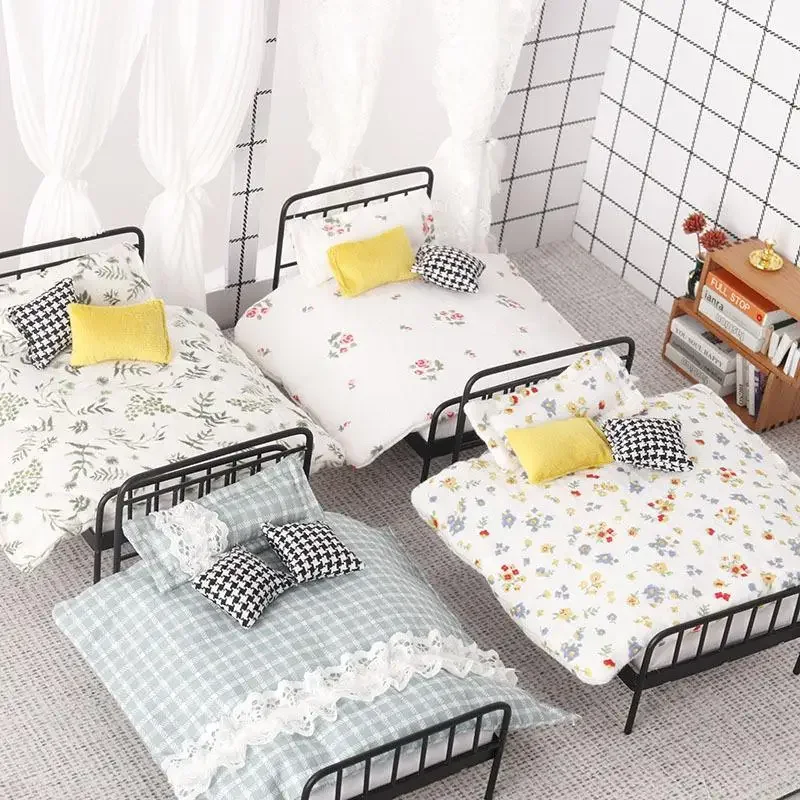 

1/12 миниатюрный кукольный домик, имитация одеяла, подушка, модель кровати, мебельные аксессуары для декора кукольного дома, детские игрушки для ролевых игр, подарок