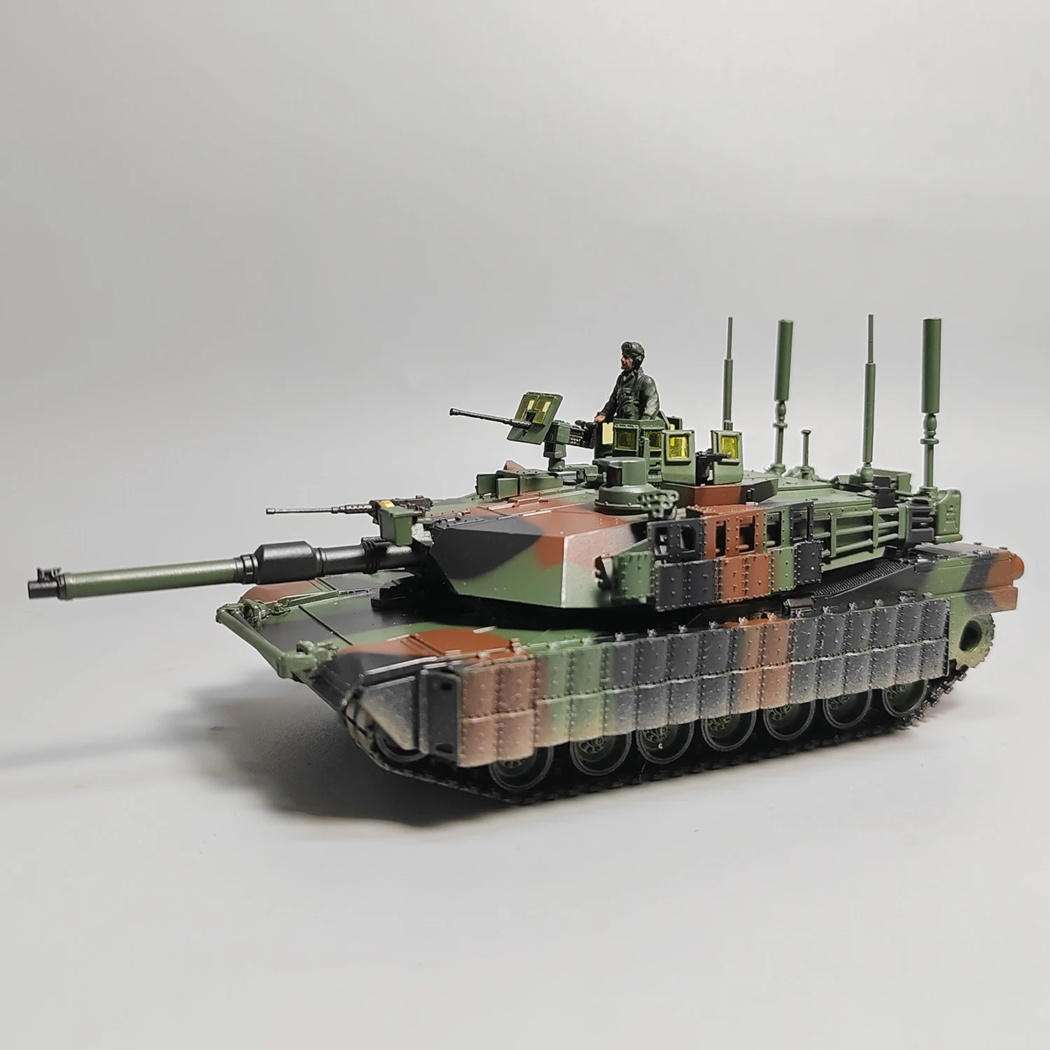 1:72 Scale Plastic American M1A2 Main Battle Tank Model TUSKII Militarized Combat Track Type Classics Adult Gifts Toys Souvenir