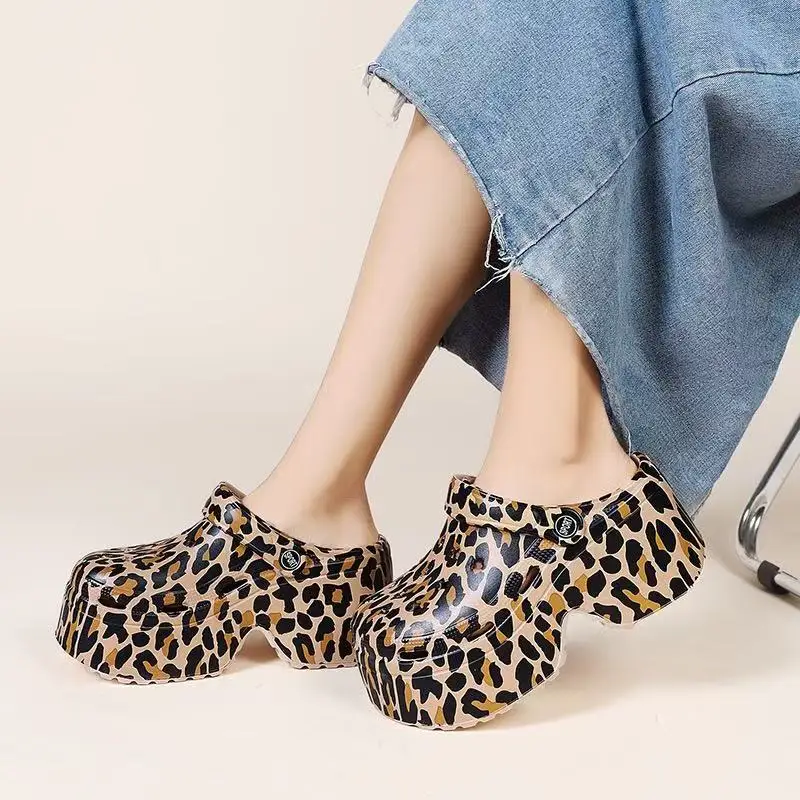 ليوبارد سميكة القاع قباقيب للنساء مغلقة تو صنادل أرضية مكتنزة امرأة الصيف 2025 سوبر عالية إسفين كعب النعال الإناث #3