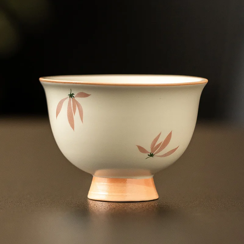 Sanfte gelbe Glasur-Teetasse aus Keramik mit Orchideen-Design, hoher Fuß, persönliche Master-Tasse als chinesisches Gongfu-Tee-Geschenk