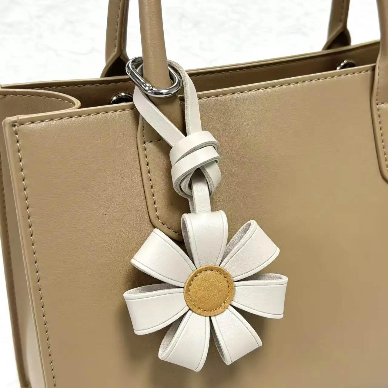 Cute Fashion Leather Flower Keychain Realistic 3D Petal Pendant Bag Charm Key Ring Retro Handmade Style Accessory Gift for Women