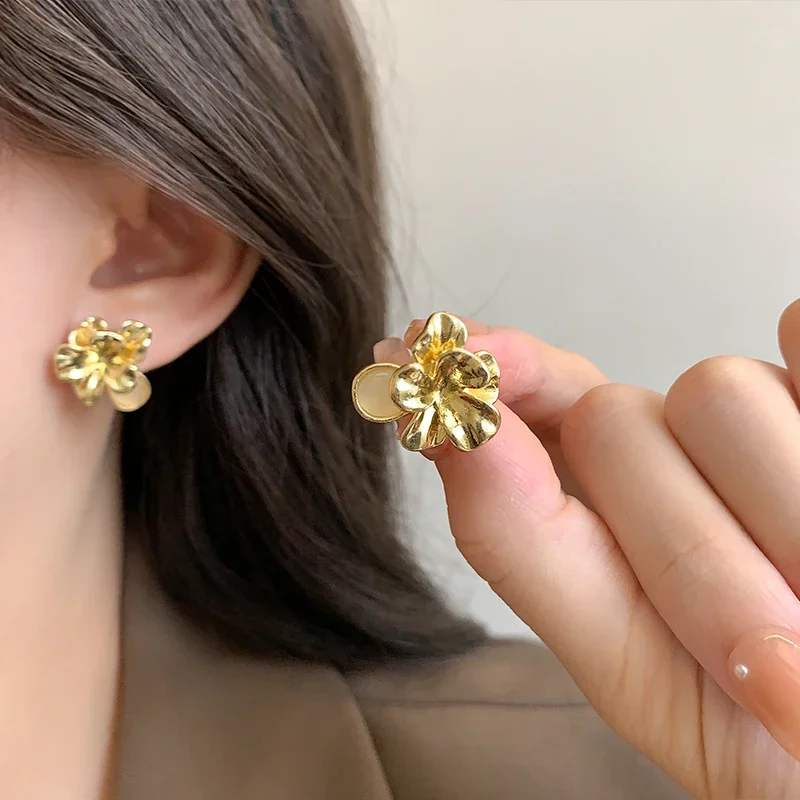 Women\'s Luxury Niche Design Golden Petal Ear Clips French Retro Three-dimensional Metal Opal Flower Clip on Earrings No Piercing