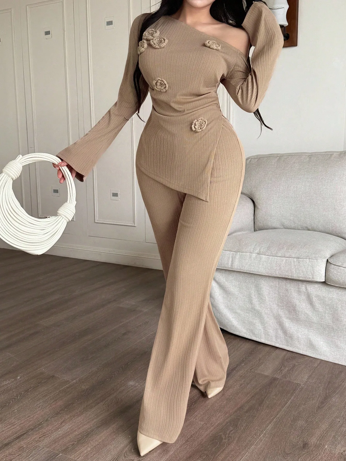 

Бежевый асимметричный топ в рубчик и расклешенные брюки: комплект из 2 предметов с 3D-цветочными аппликациями