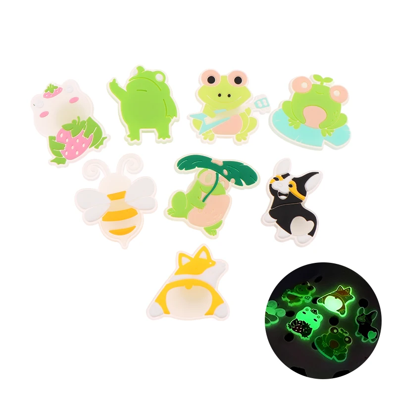 8Pcs Śliczne świecące buty Charms Lovely Cartoon Frog Shoes Buckle PVC Beach Shoe Charm Pin Shoes Decoration Akcesoria