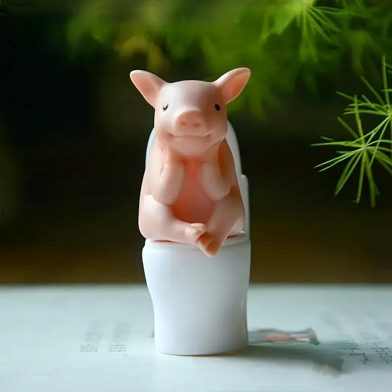 Niedliche Schweinefigur auf der Toilette – eine verspielte Badezimmer-Schreibtischdekoration, die Stress abbaut und als exquisites Ornament dient. – Detail 6