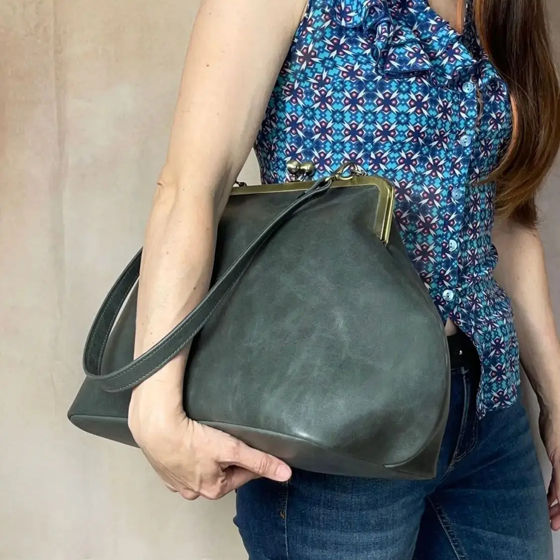

LOST IN VINTAGE Leather Bag Charming Natural Stones Balls Kiss-lock Large Clutch Handbag Proudly Carried In Hand 35x20x20cm