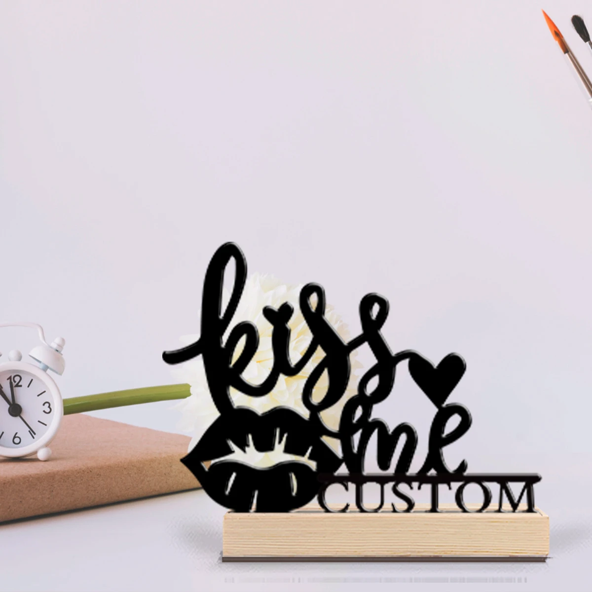 1-peca-estatua-de-ferro-minimalista-personalizada-com-a-inscricao-'kiss-me'-com-base-de-madeira-escultura-artistica-para-mesa-de-casa