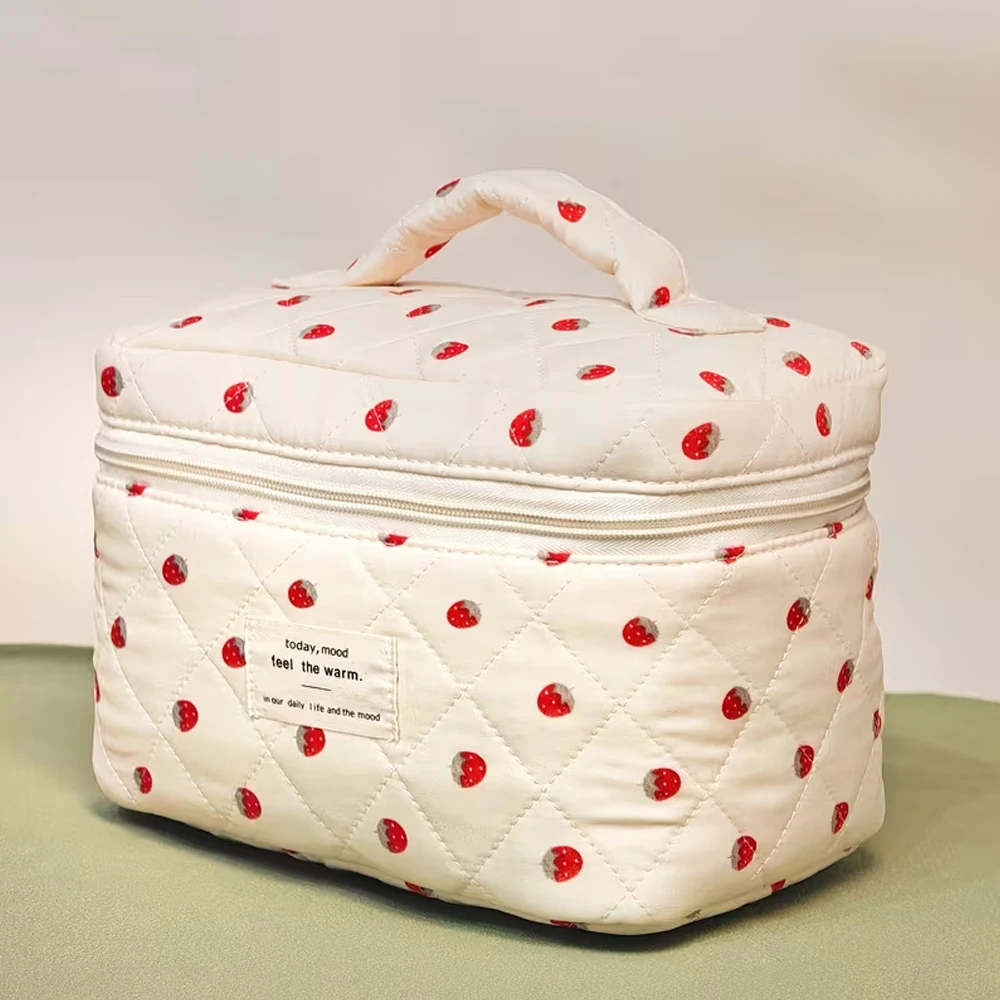 Handtasche mit Erdbeer- und Beerenmuster, ideal zum Aufbewahren von Kosmetikartikeln, im süßen College-Stil, eine schöne Aufbewahrungstasche für Mädchen, vielseitig einsetzbar und mit großem Fassungsvermögen, ein kleines Geschenk für die Freundin. – Detail 3