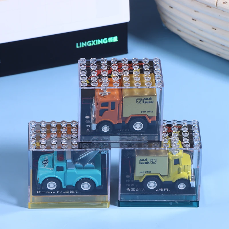 Symulacja ciągnięcia tyłem miniaturowego modelu pojazdu ze stopu, inżynieryjny samochodzik zabawka w przezroczystej obudowie, idealny prezent dla dzieci.