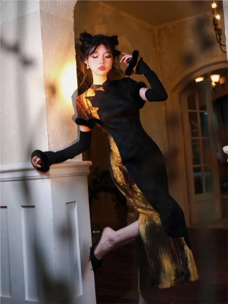 

A long cheongsam with cutting-edge design sense of velvet dark-patterned jacquard satin