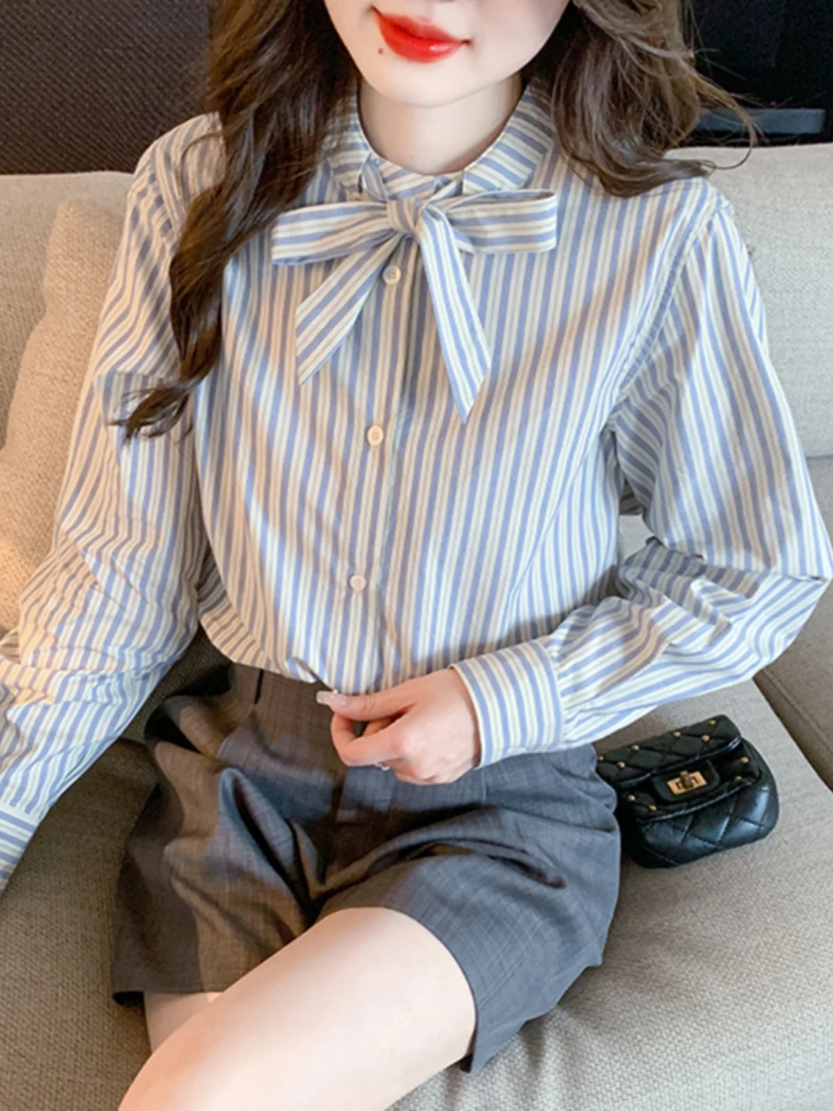 

Новая женская рубашка в стиле ретро из Гонконга с длинным рукавом, в полоску, с узлом на шее, для весны, осени и зимы, маленький размер.