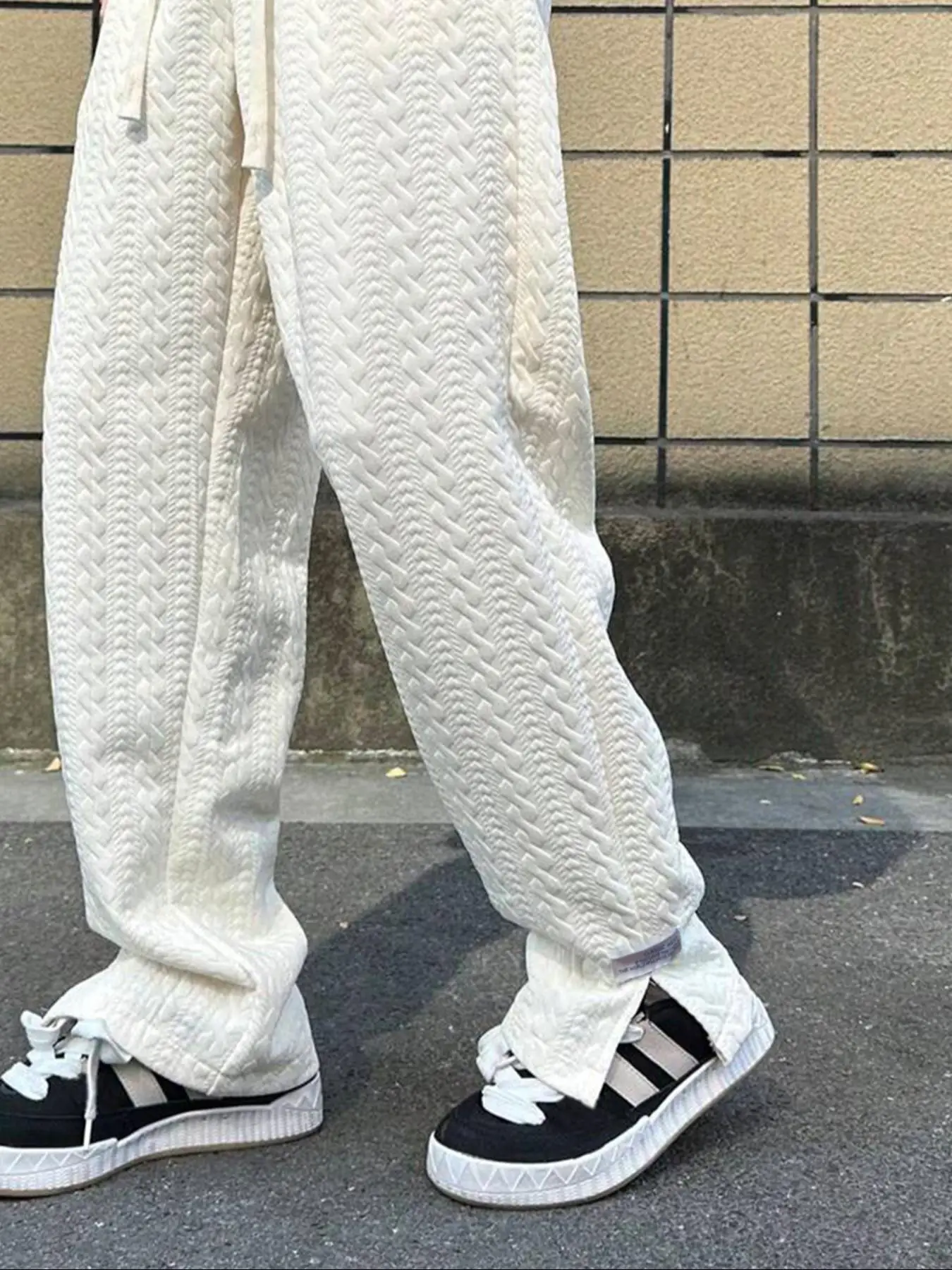 Herren Casual Minimalistische Jogginghose mit Buchstabendruck, Geteilter Saum, Strukturierter Jacquard-Stoff, Kordelzug am Bund, Komfortabler Schnitt – Detail 11