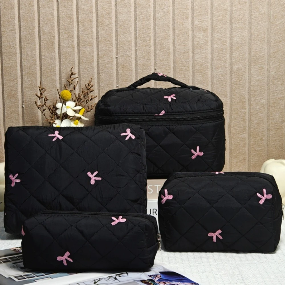 Bolsa de maquillaje portátil negra, bolsa de cosméticos acolchada con lazo rosa de gran capacidad, bolsa de almacenamiento de artículos de tocador de viaje para mujer 2025