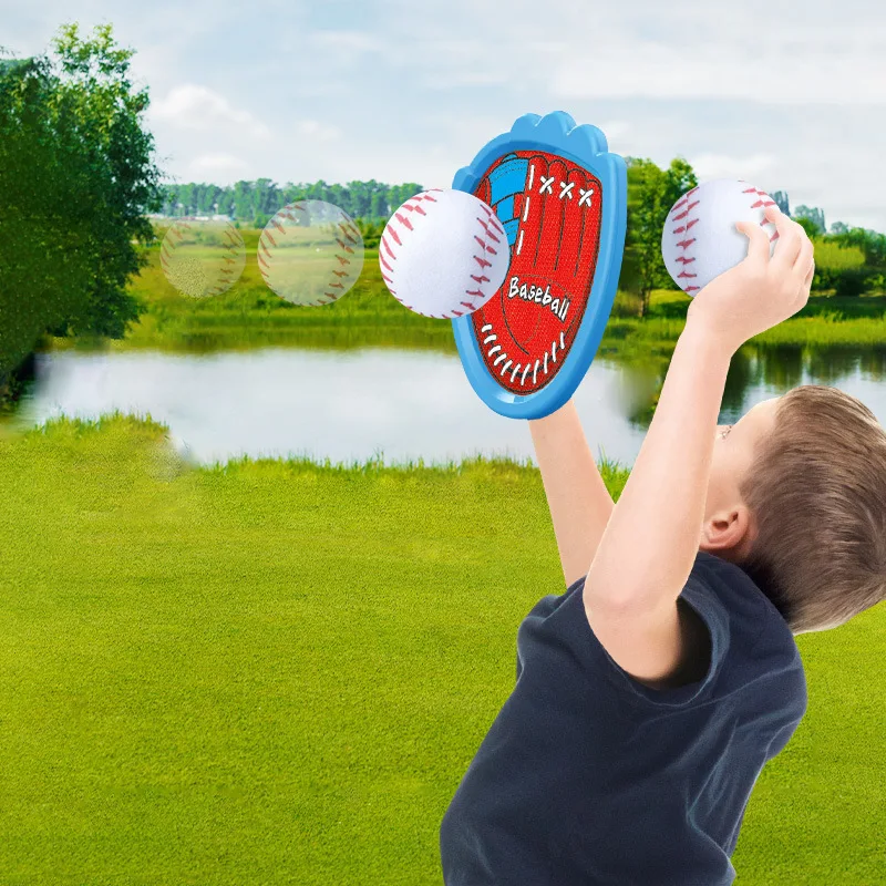 Los niños lanzan juguetes pegajosos brillantes de la bola del objetivo para los juegos interactivos al aire libre entre padres e hijos