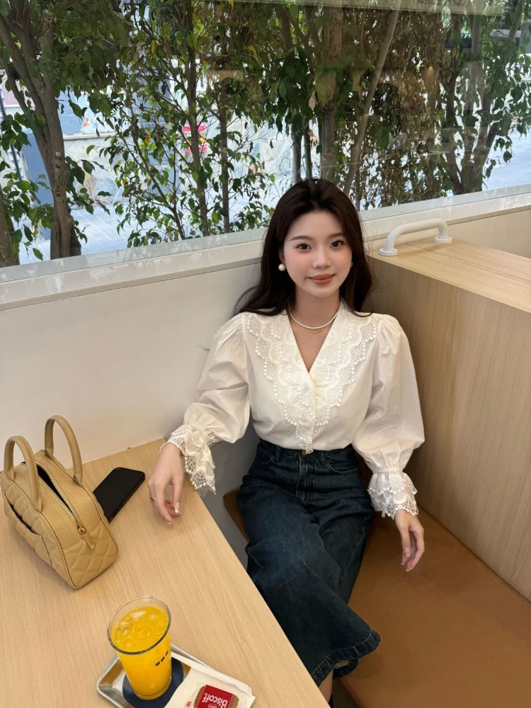 

Французская белая лоскутная кружевная рубашка с длинными рукавами, женская летняя рубашка 202, нежные универсальные топы с v-образным вырезом, элегантная шикарная блузка Mujer