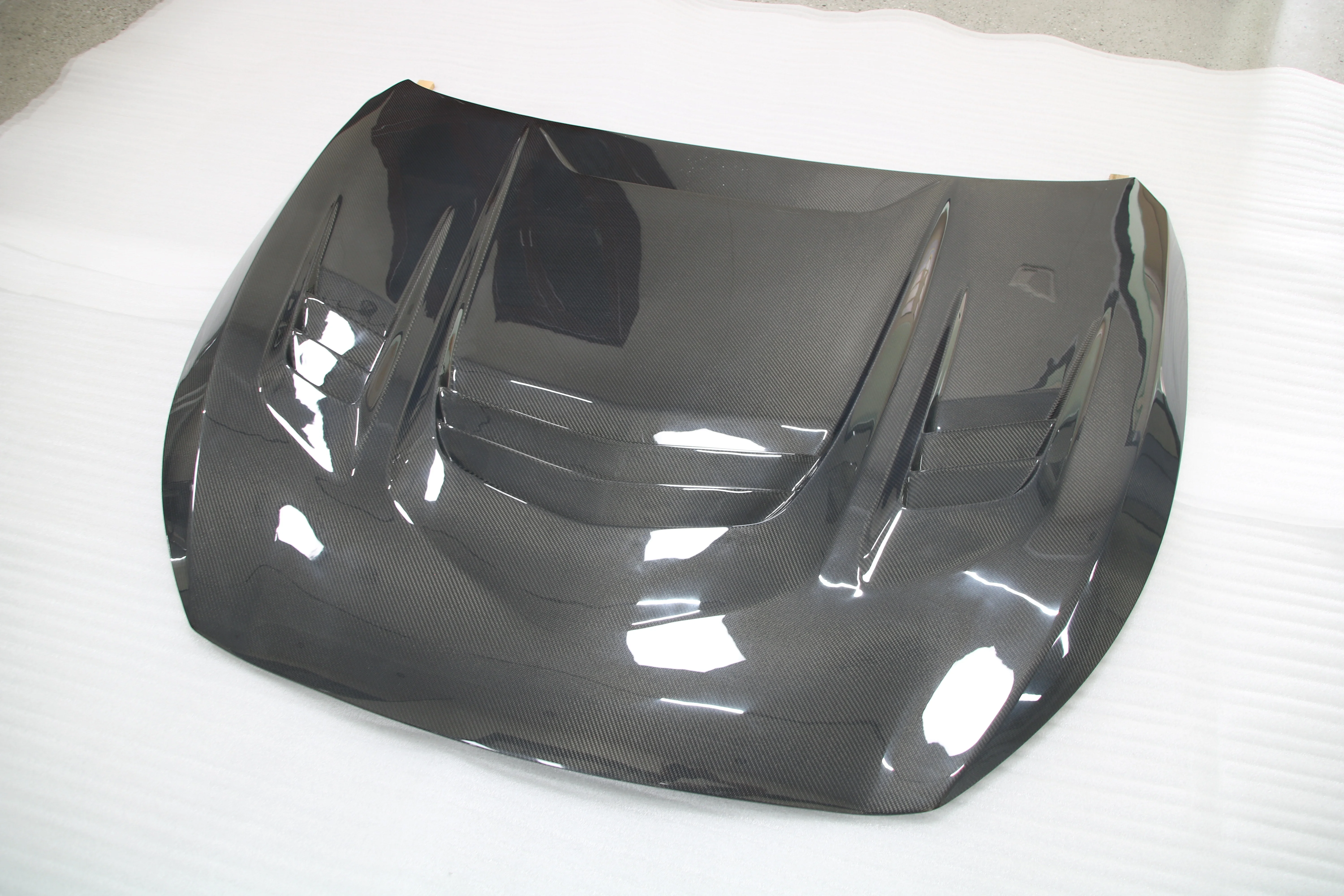 ฝากระโปรงหน้าคาร์บอนไฟเบอร์แบบเปียก คุณภาพสูง ทรง V สำหรับ Infiniti Q50