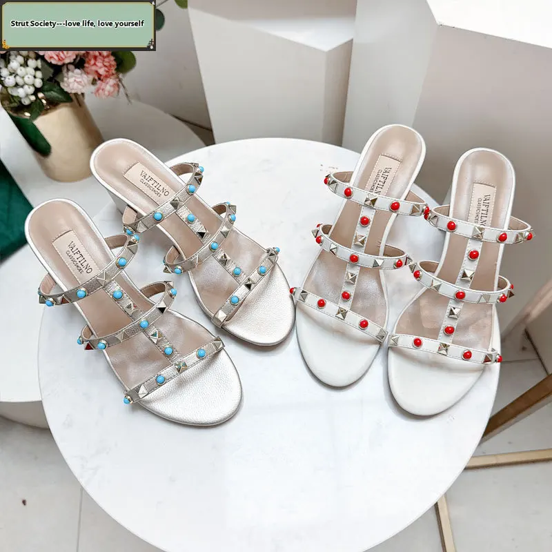 2025 الصنادل النسائية الصيف كتلة الكعوب المسامير جوفاء السيدات النعال في الهواء الطلق أحذية نسائية فاخرة مصمم أحذية امرأة أنيقة
