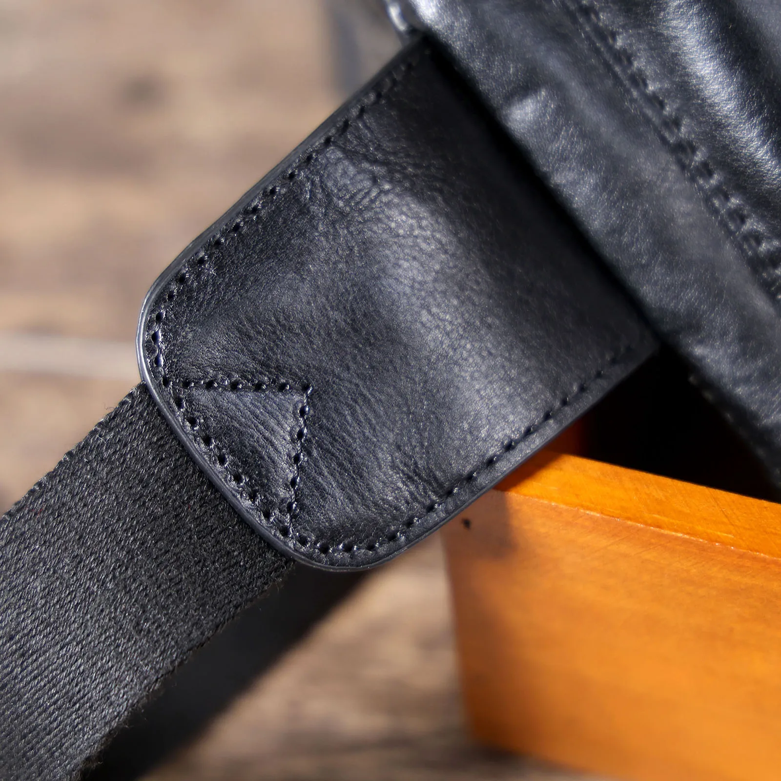 Echte Leder-Umhängetasche für Herren, Crossbody-Brusttasche im Schlichten, Modischen Stil aus Rindsleder, Hochwertige Leder-Freizeittasche – Detail 14