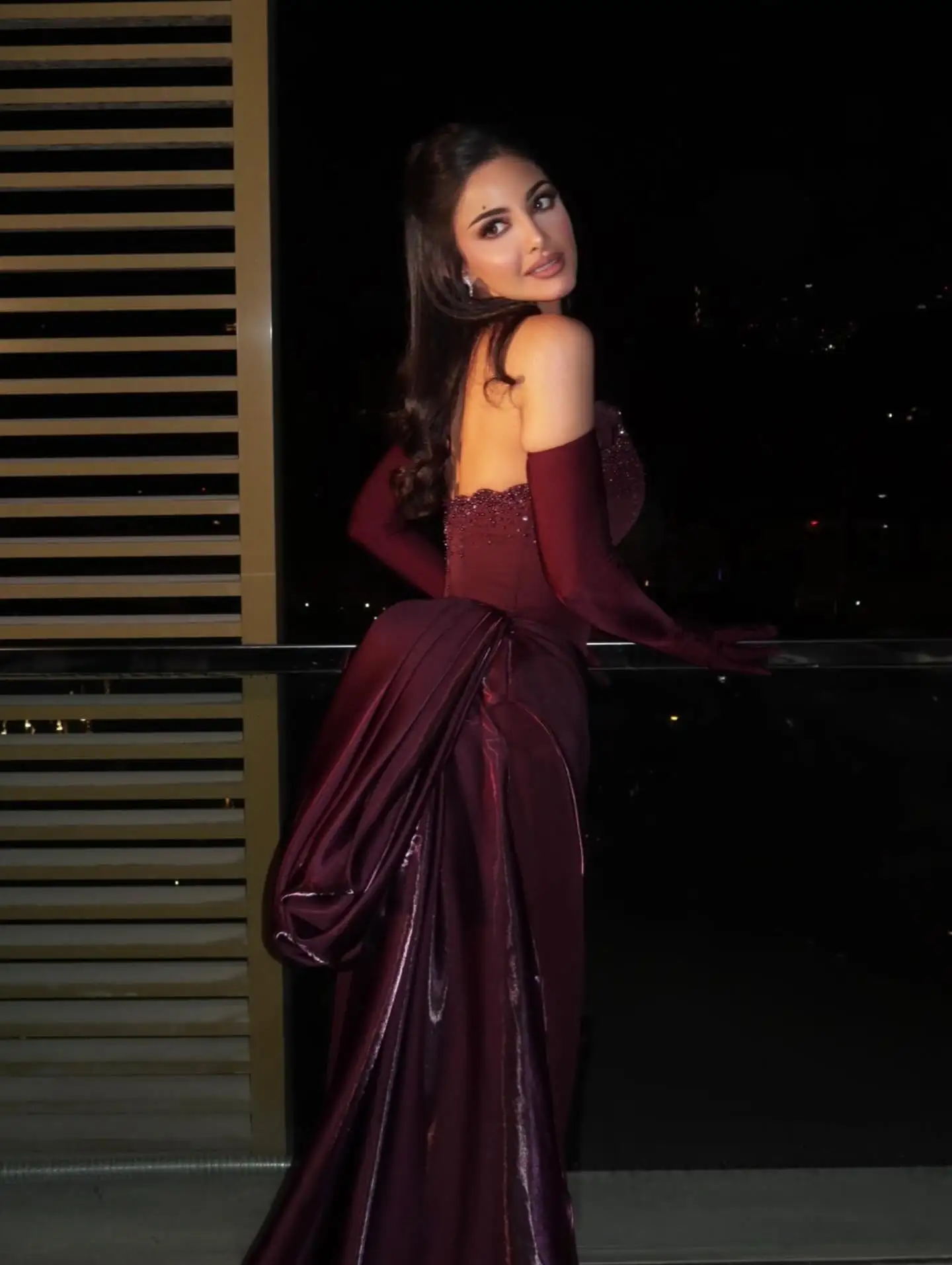 Sharon Said Dubai Weinrotes trägerloses Meerjungfrauen-Abendkleid mit Perlen und Quasten aus Satin mit Handschuhen, formelles Ballkleid für Damen SS608, maßgeschneidert – Detail 13