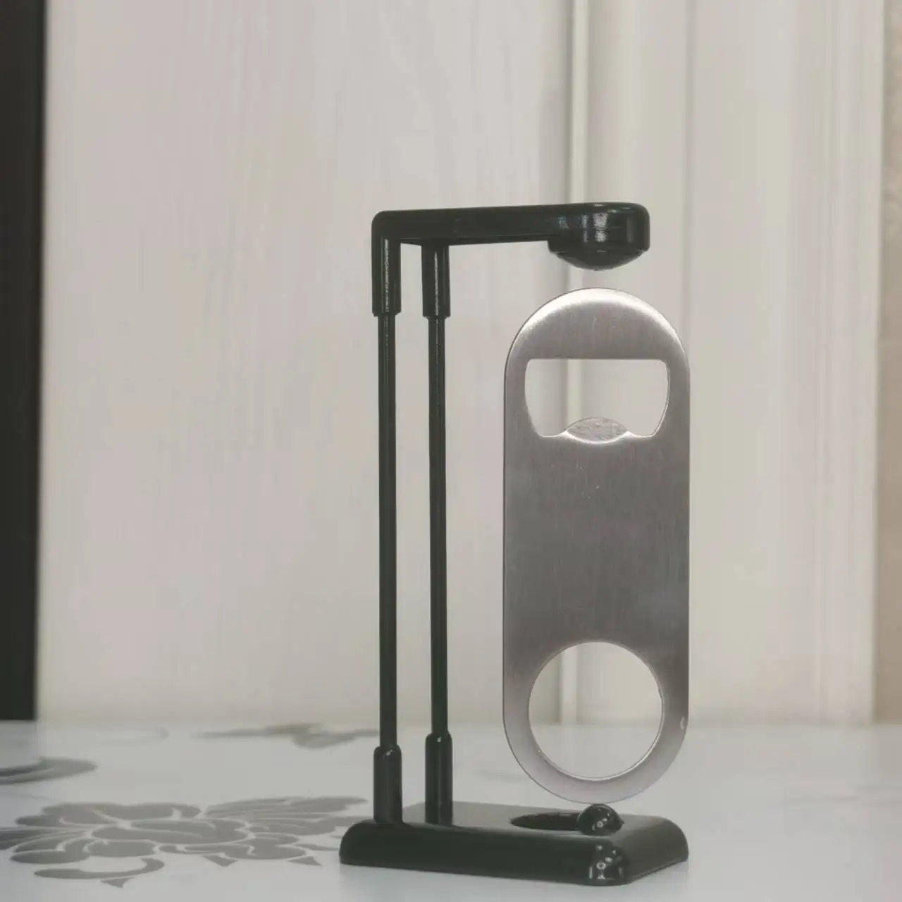 Magnetic Levitation Bottle Opener for Beer,非常适合 Bar, Pub, Club, Restaurant and Home Use, Summer Beverage Accessories and Kitchen Supplies, Creative Ornaments, Christmas, Halloween Gifts