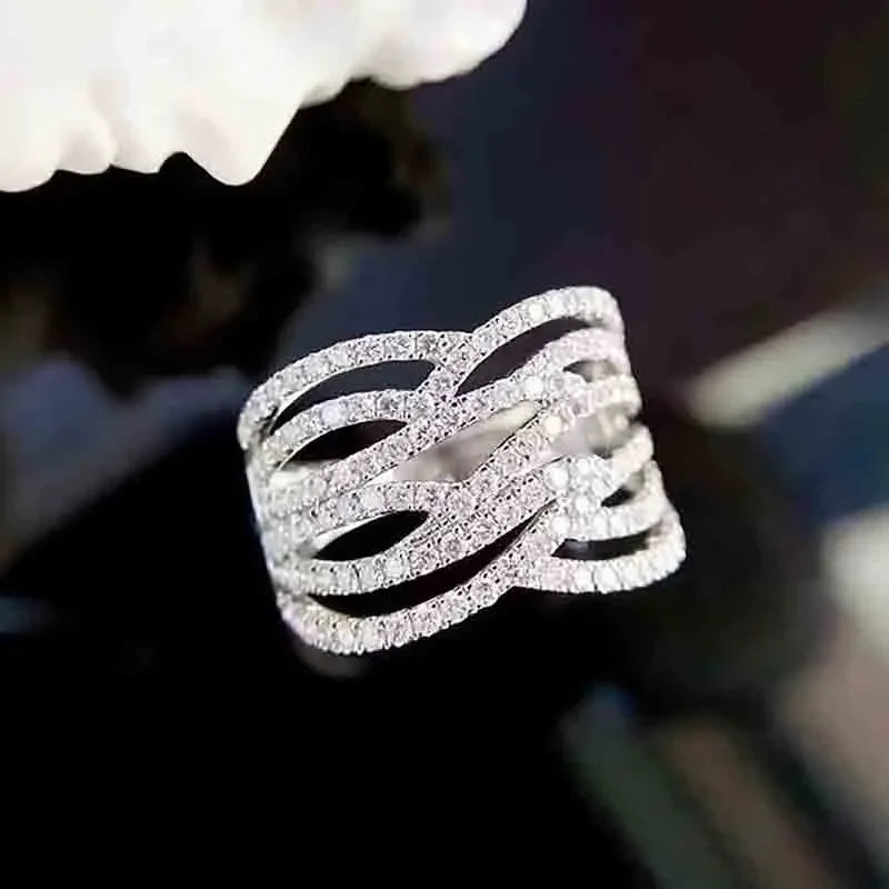 Huitan 현대 패션 여성 손가락 반지 중공 와이드 밴드 CZ 반지 실버 컬러 럭셔리 유행 여성 액세서리 유행 보석