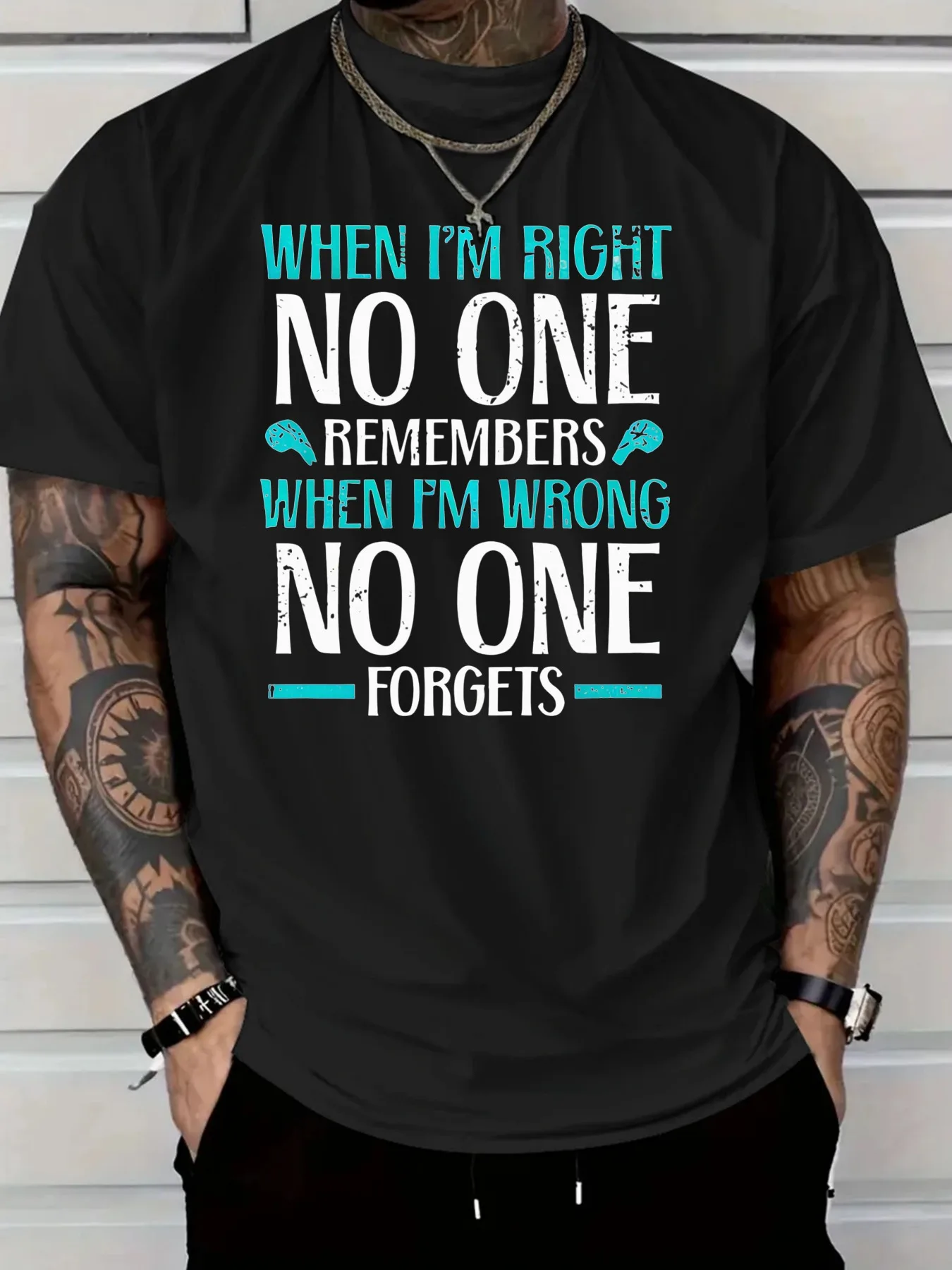 Męska bawełniana koszulka z krótkim rękawem, biała, z nadrukiem \"When I'm Right No One Remembers When I'm Wrong No One Forgets\" - idealna na co dzień. — zdjęcie 2
