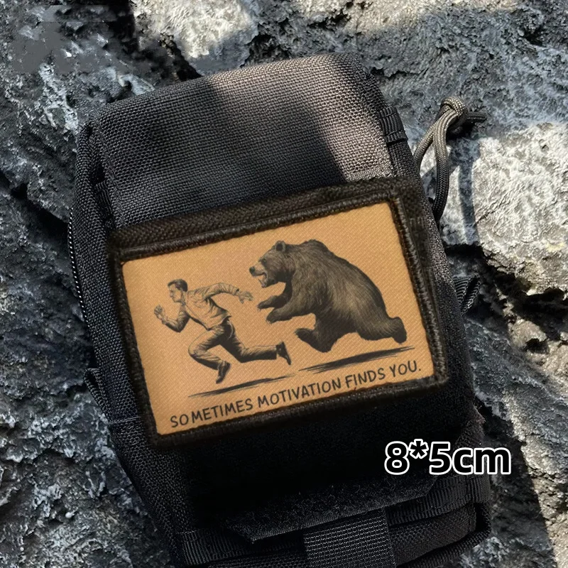 Manchmal Motivation Finds You Moral Taktischer Aufnäher Lustige bedruckte Klett-Aufnäher Militär ARMEE Abzeichen Armband Rucksack Sticke