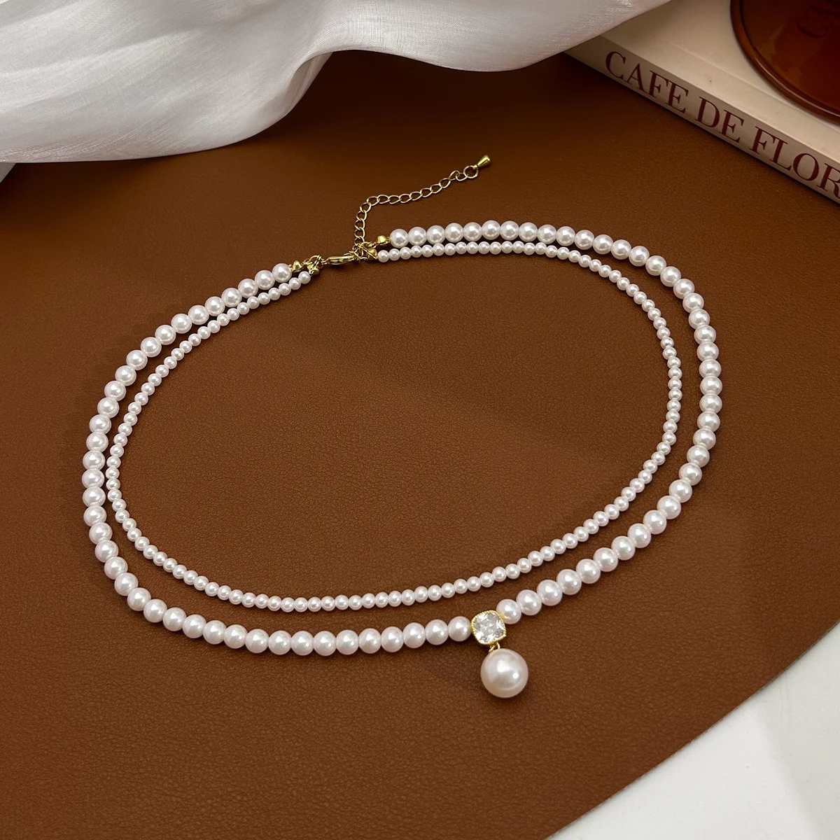 2025 Trendige doppelschichtige Imitationsperlen-Perlen-Halskette, elegante Accessoires für Damen, sexy Schlüsselbeinkette, leichter Luxus-Schmuck – Detail 10