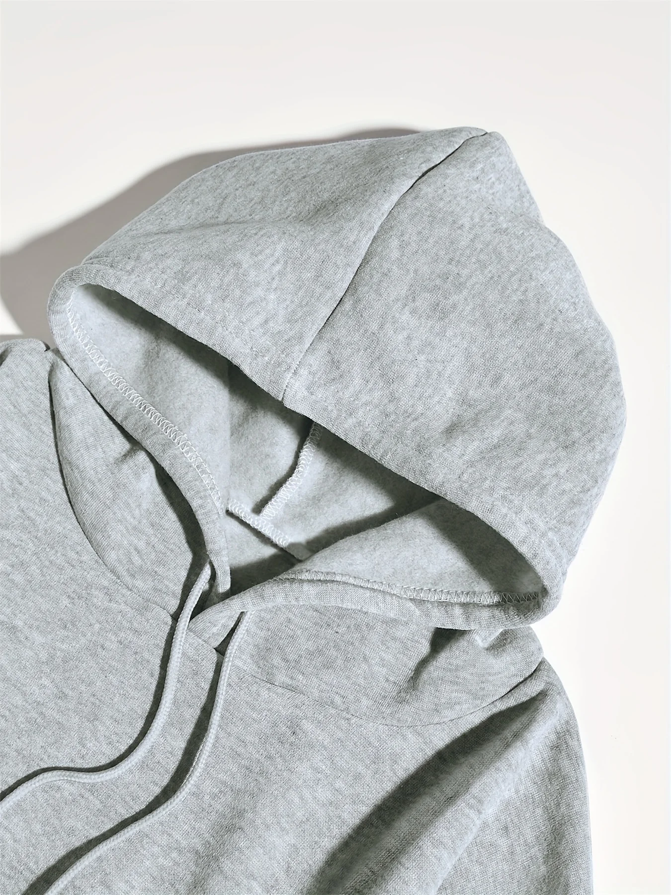 เสื้อฮู้ดแขนยาวพิมพ์ลายตัวอักษรแบบสบายๆ สไตล์ลำลองสำหรับผู้หญิงในฤดูใบไม้ร่วงและฤดูหนาว พร้อมผ้าพลัฌให้ความอบอุ่น