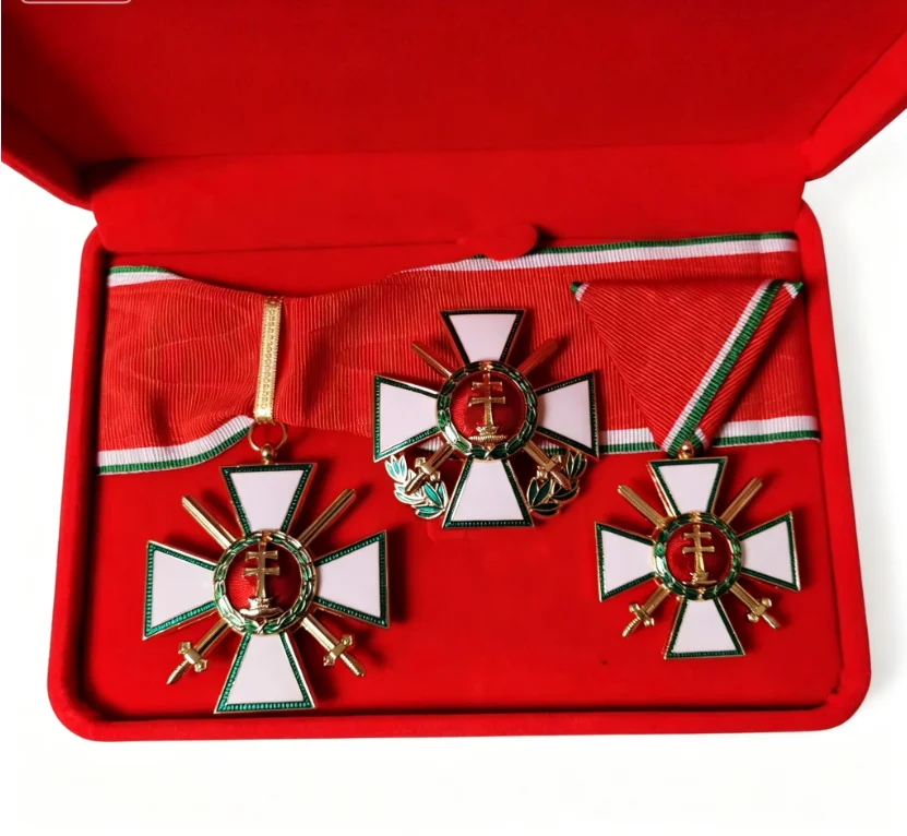 1 ensemble de reproduction de la Croix du commandant de l'Ordre du Mérite hongrois avec épées