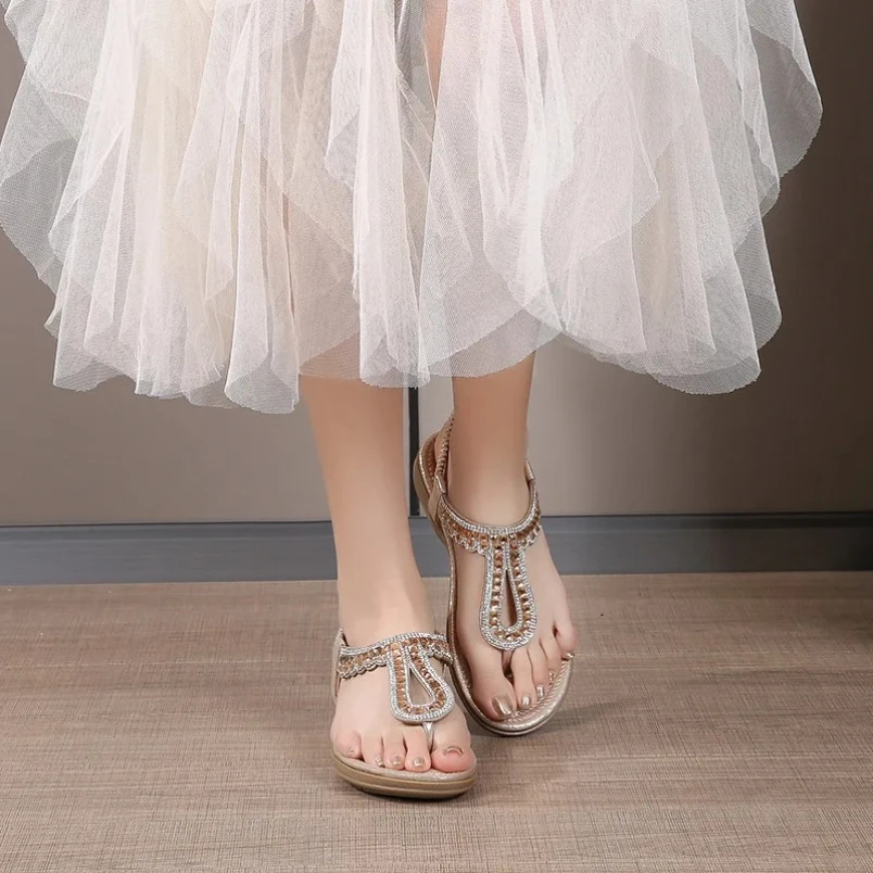 

2025 женские босоножки в богемном стиле, шлепанцы, стринги на плоском каблуке, большие размеры 36–42, модное богемное платье с листьями и стразами