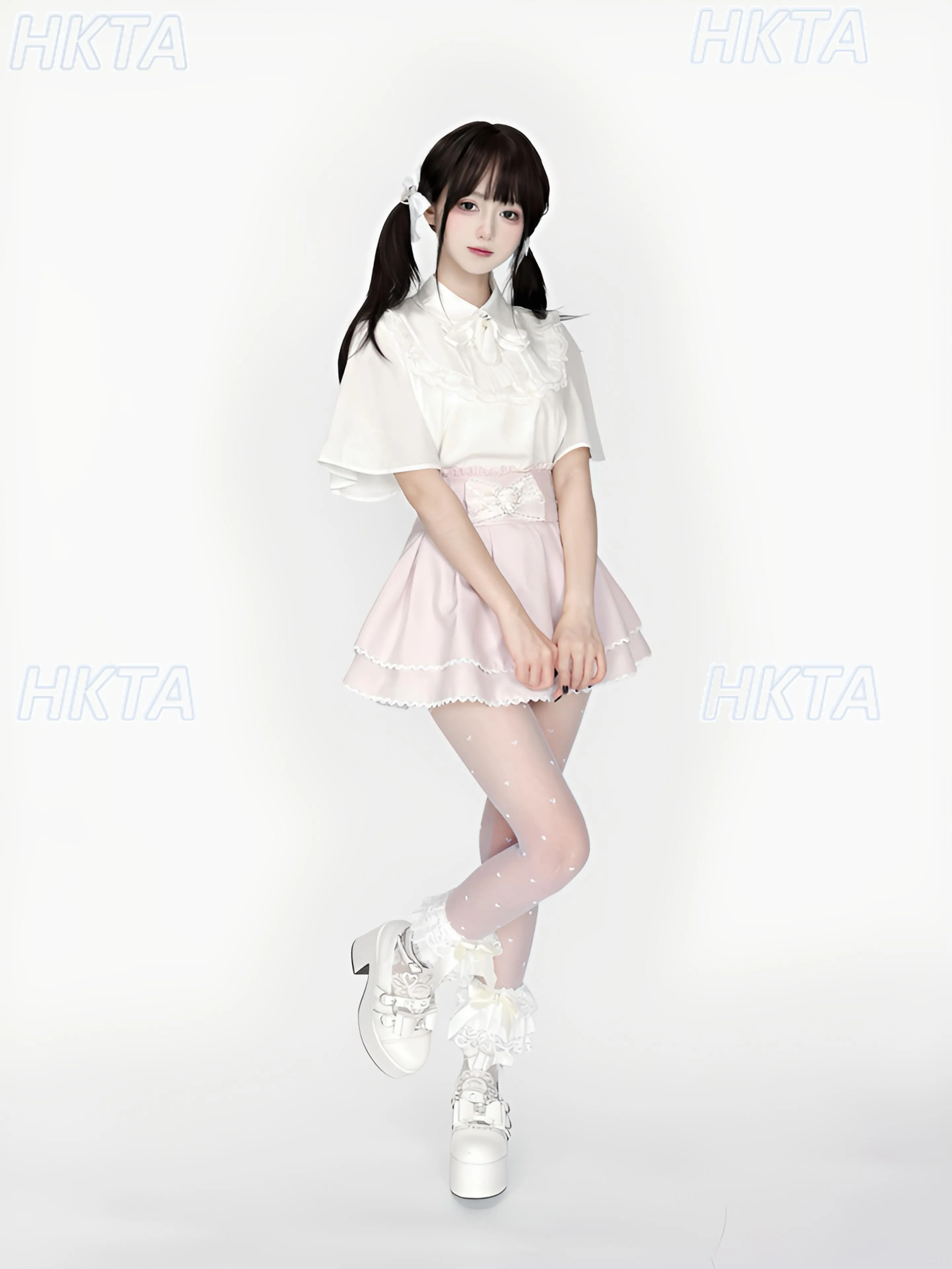 Japoński, masowo produkowany zestaw: słodka lolita, koszula z krótkim rękawem i kołnierzykiem, biała bluzka, spódnica z wysokim stanem, kokardą i falbanami.