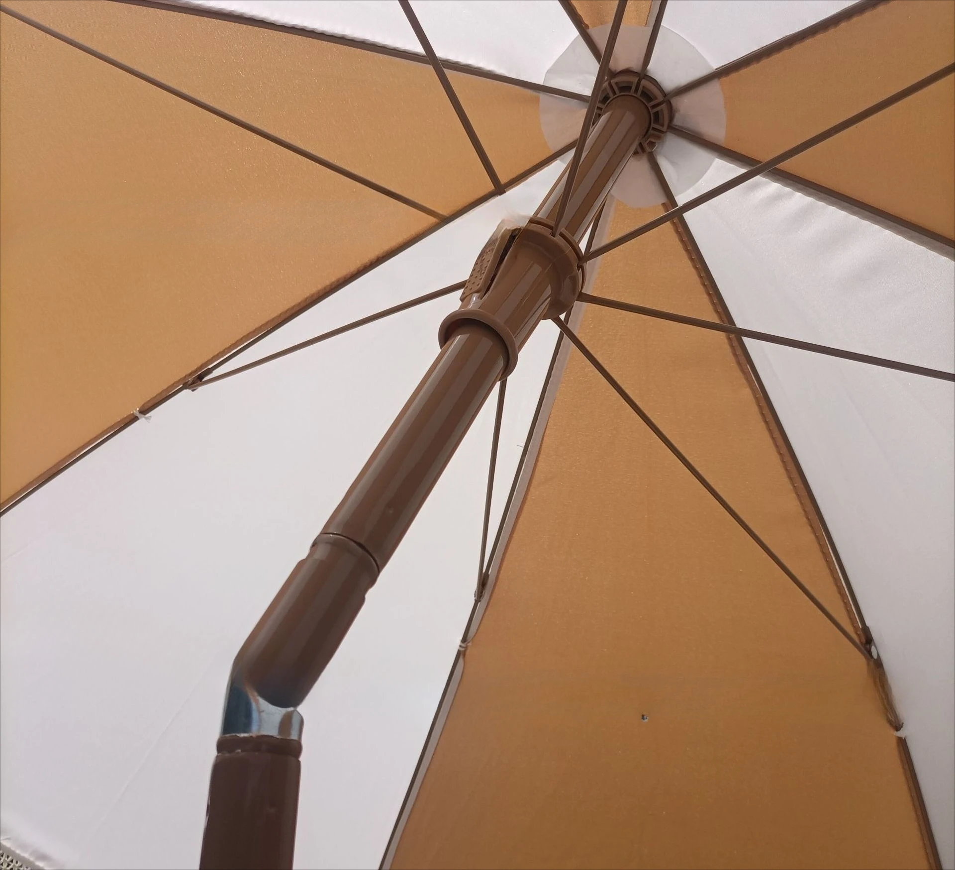 مظلة شاطئ متطابقة الألوان قابلة للطي على الشاطئ، إعلان مظلة للترفيه