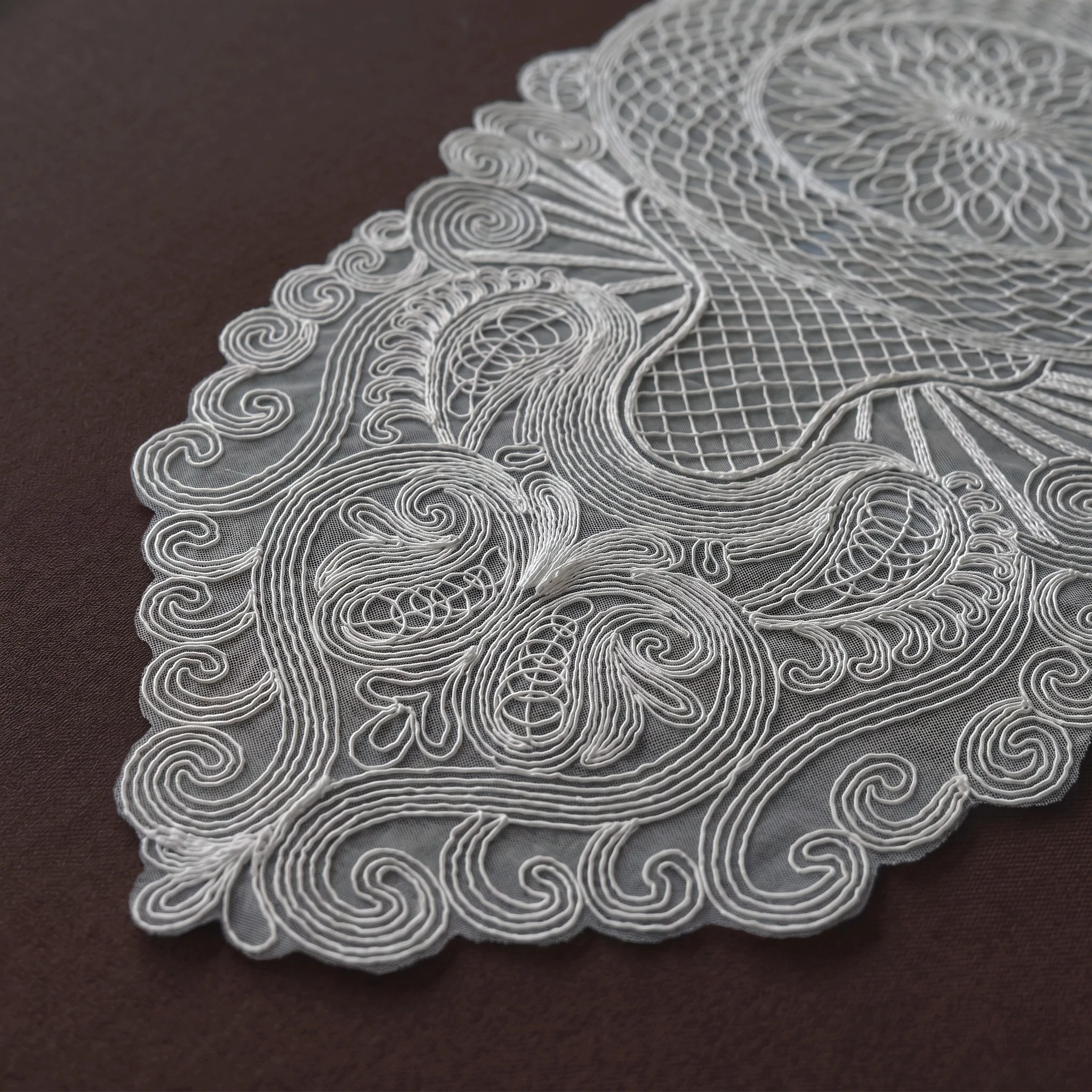 Chemin de table brodé 3D blanc à motif tissé, décoration bohème pour la maison, isolation thermique, anti-poussière, résistant à l'usure, nappes de mariage