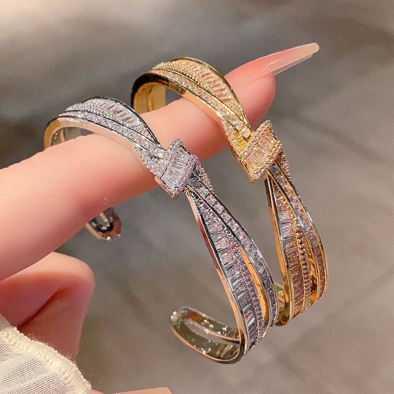 Wunderschöner Armreif mit gedrehter Knoten und offener Manschette, funkelnder Zirkon mit eingelegtem Luxus-Armband, Party-Geschenk-Schmuck