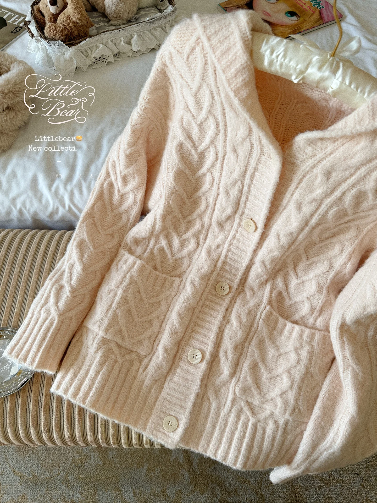 

Кардиган-пальто с капюшоном из тонкой вязки, свободного кроя, из серии Bear Chien Love Twist Flower, осенне-зимняя коллекция