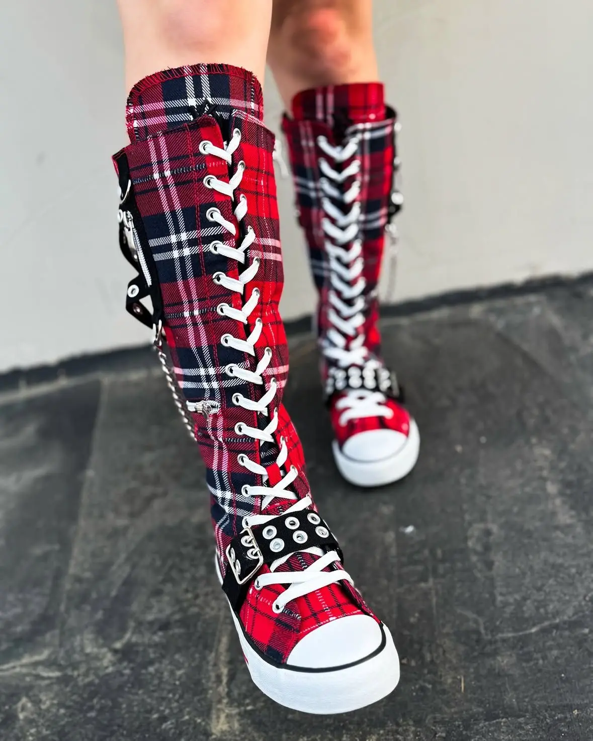 

Холщовые женские сапоги до колена на платформе в стиле панк с круглым носком, лоскутные женские сапоги до колена, туфли на танкетке и высоком каблуке со шнуровкой, дизайнерская обувь большого размера