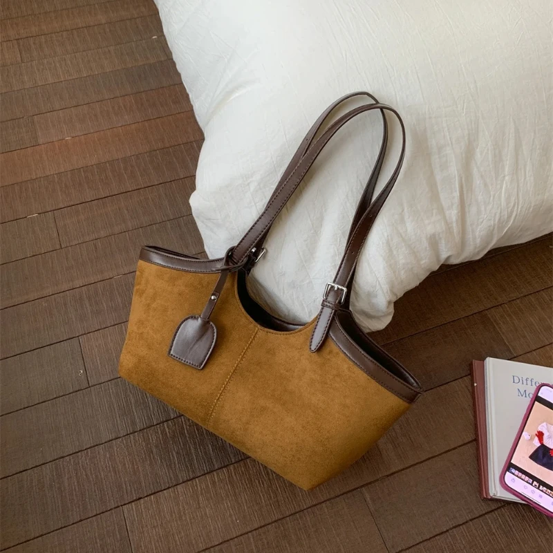 

Осень 2024, замшевые сумки на плечо в стиле ретро для женщин, искусственная лоскутная сумка из искусственной кожи под мышками, сумка для работы, путешествий, повседневная уличная дизайнерская сумка