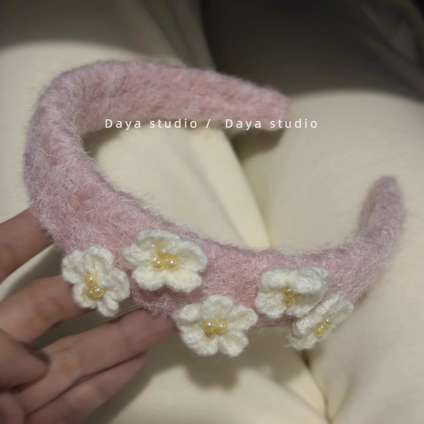 

Розово-белая плюшевая повязка на голову с цветочным узором, мягкий зимний аксессуар для волос, милая повязка-корона для девочек