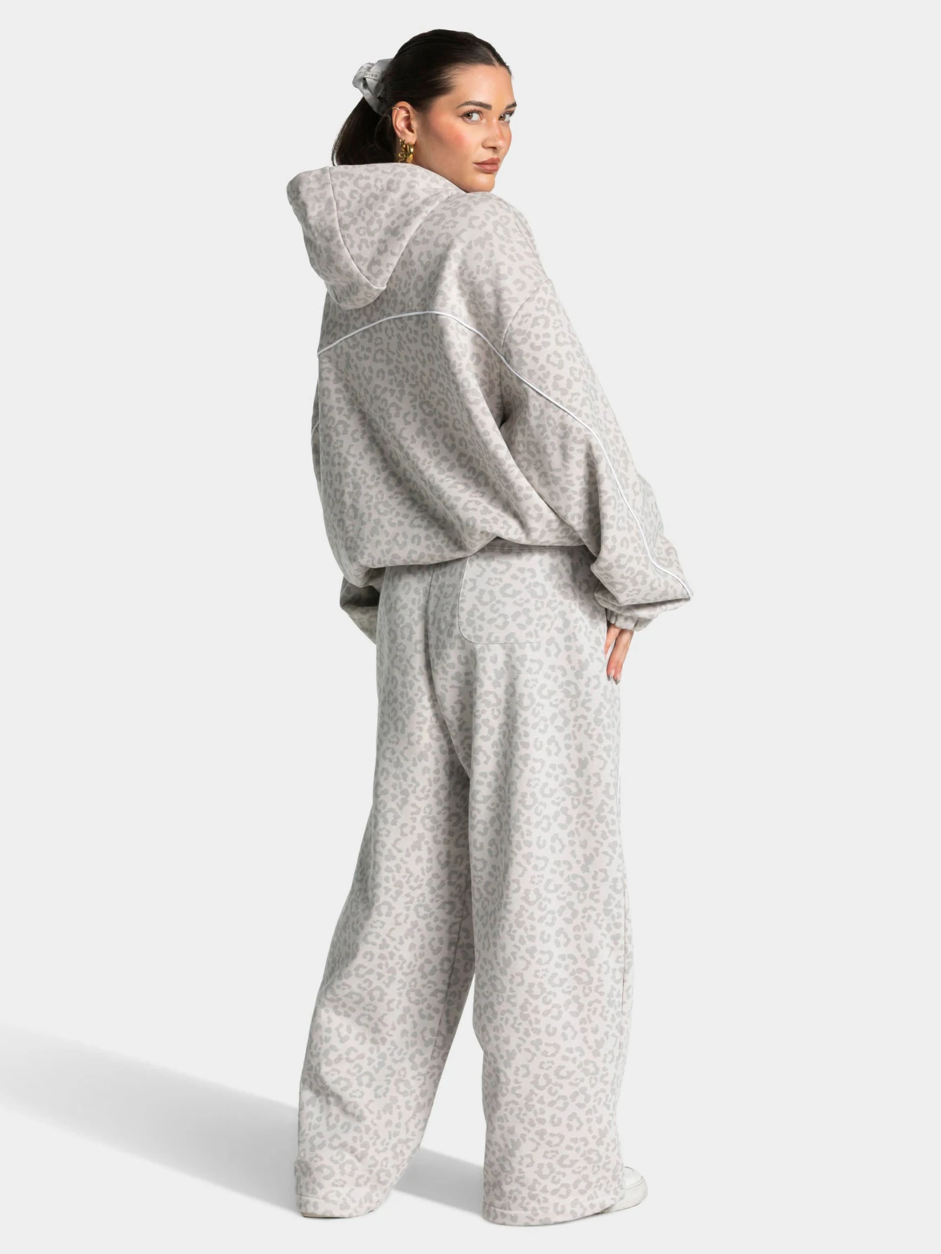 vintage-leopard-hooded-sweatshirt-suit-loose-fit-contrast-line-wide-leg-trousers-fashion-athletic-tracksuit-outfit