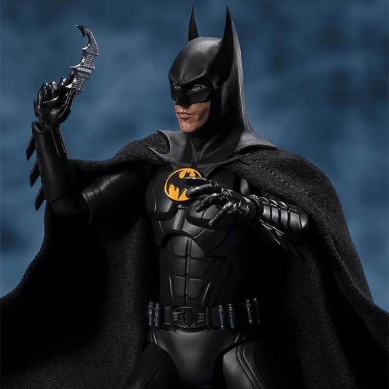 

В наличии Мобильная фигурка Bandai SHF Bat Michael Keaton Flash Movie Version