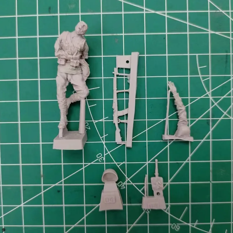 1/35 Scale Resin Figure Model Kit L Historical Military Wounded Soldier Miniature GK Toys Unassembled and Unpainted